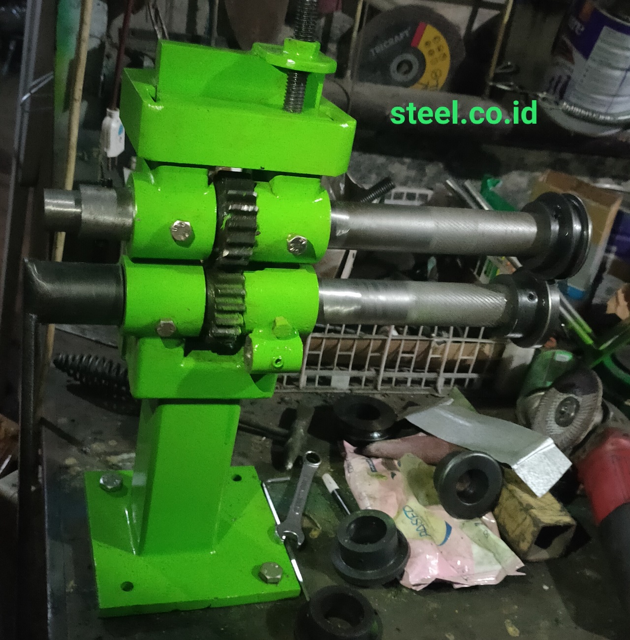 Alat untuk Membuat Jacketing atau Isolasi Pipa Panas