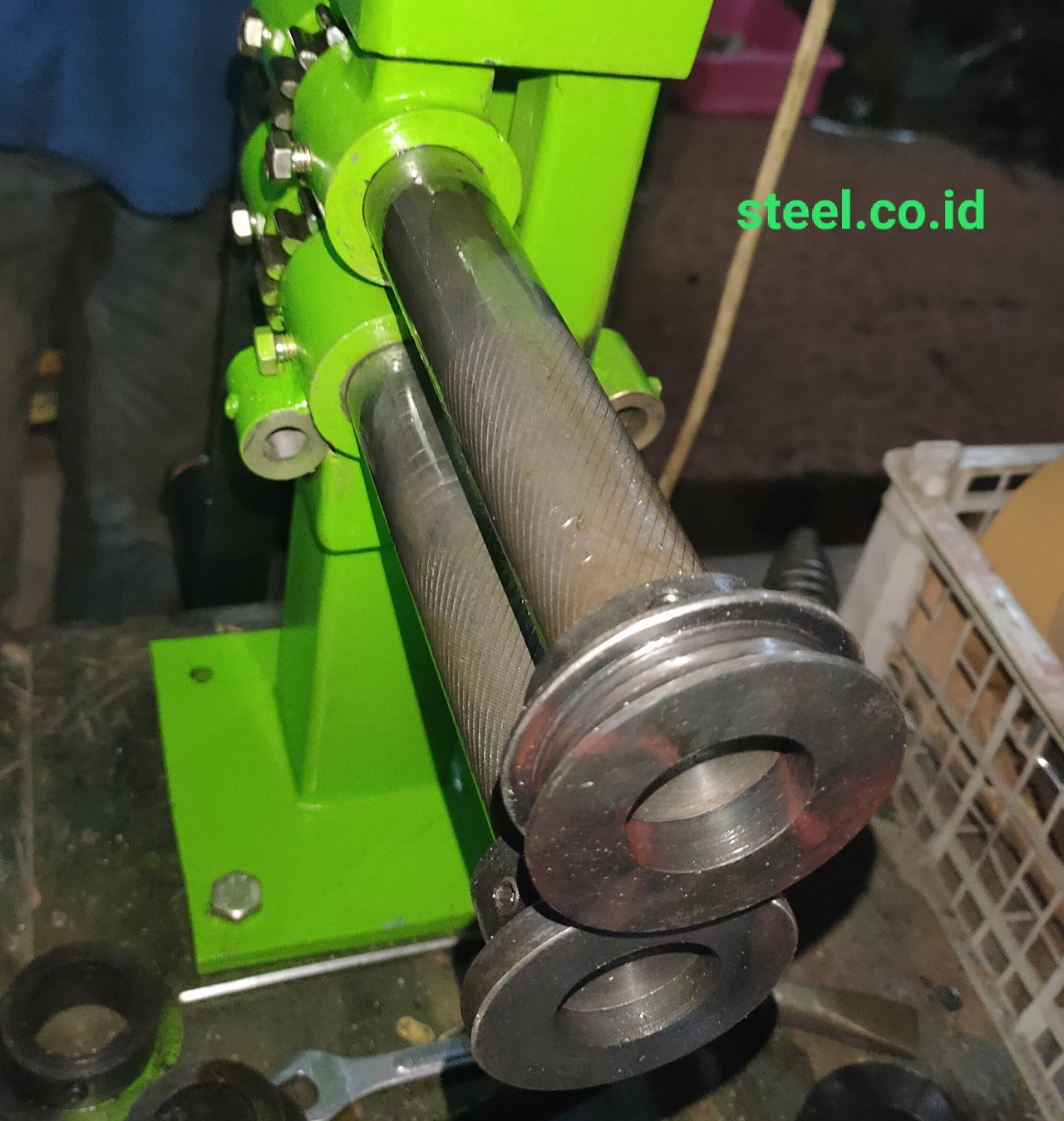 Alat untuk Membuat Jacketing atau Isolasi Pipa Panas