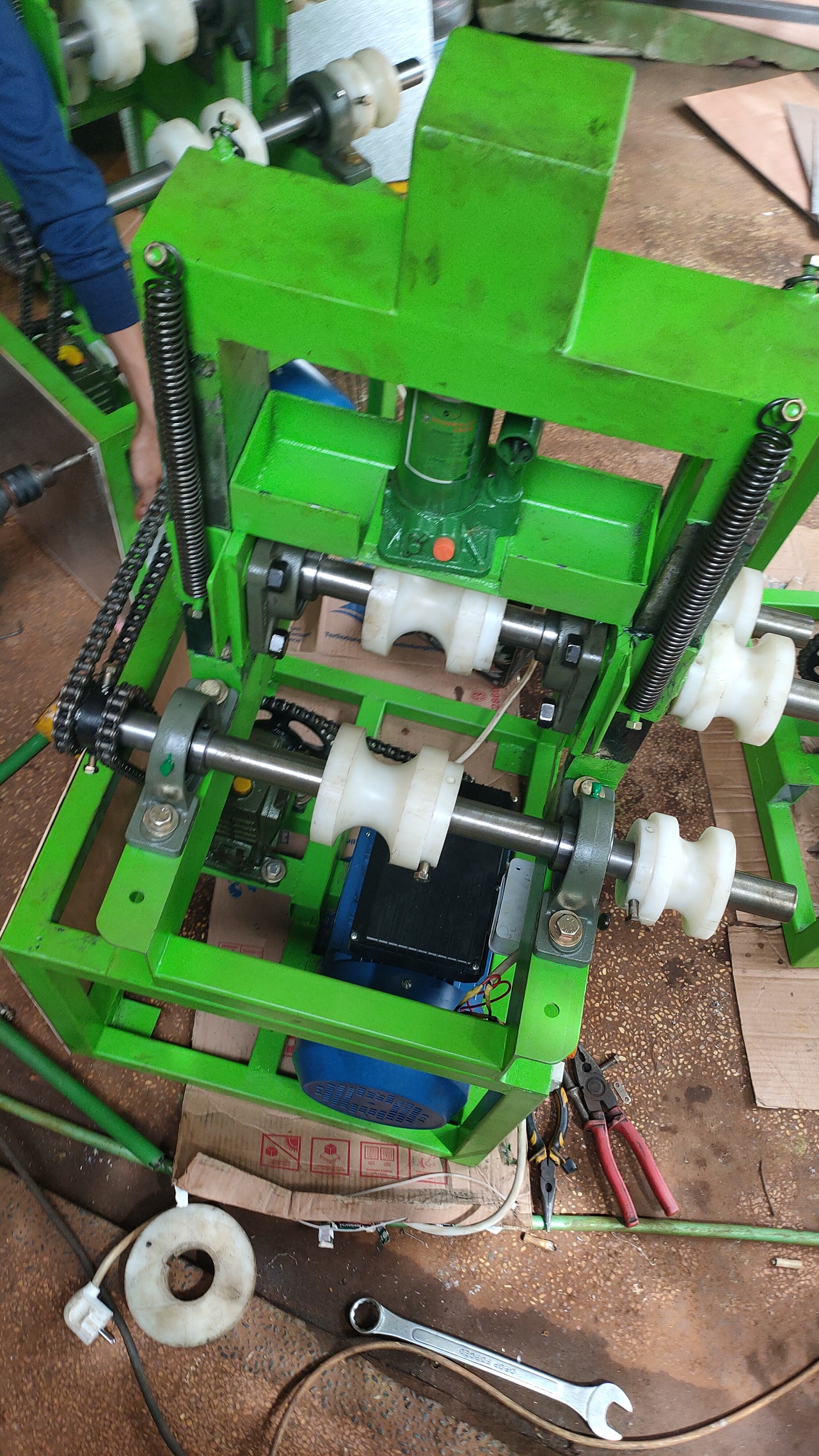 Mesin Roll Pipa untuk Membuat Kanopi