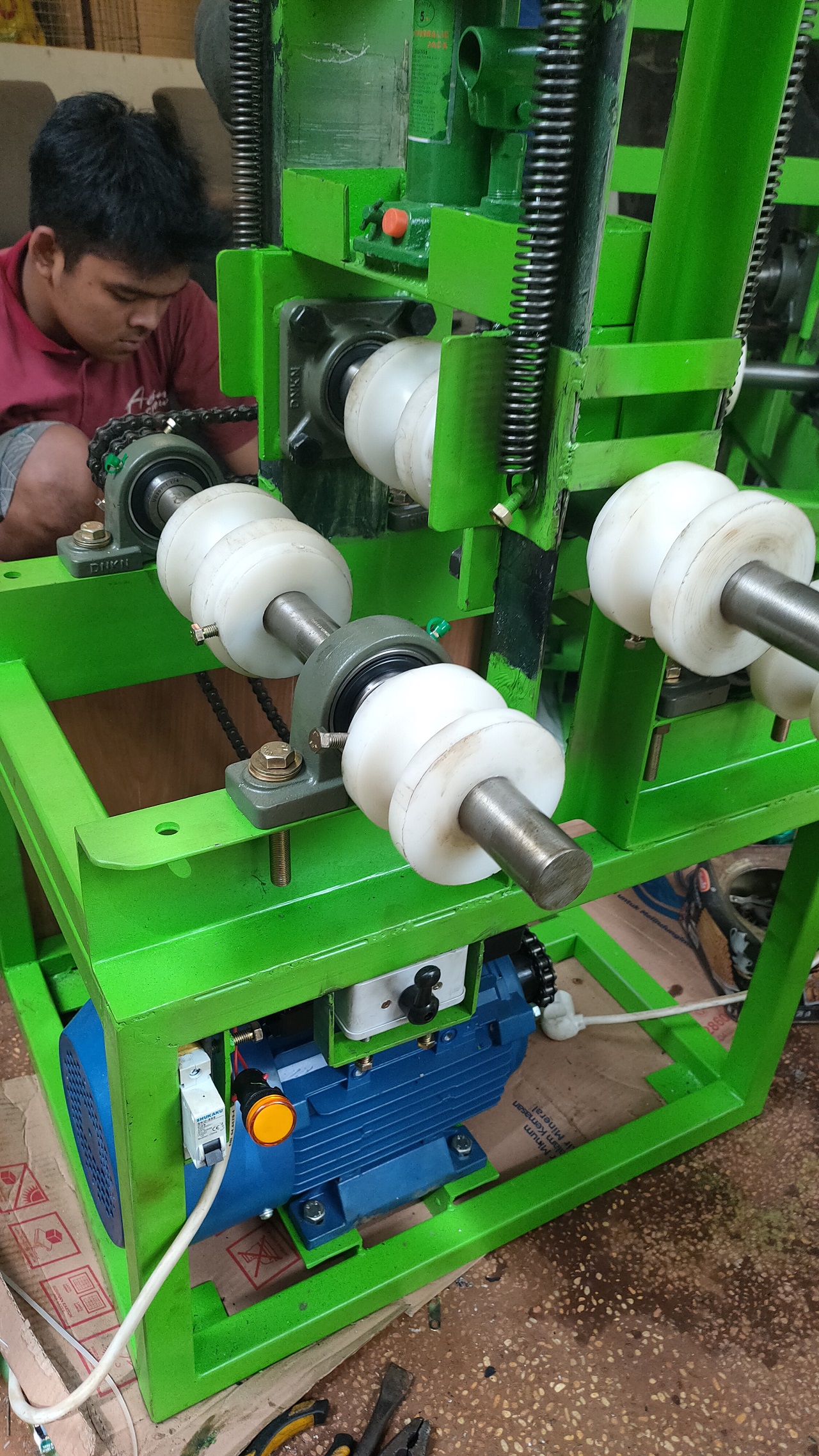 Mesin Roll Pipa untuk Membuat Kanopi