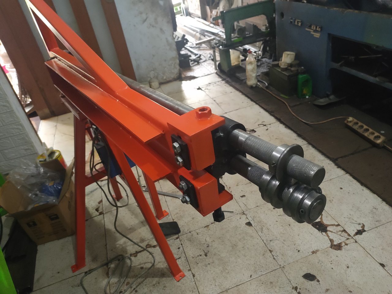 Beadroller adalah Mesin untuk Membuat Lantai Mobil dan Profile Plat