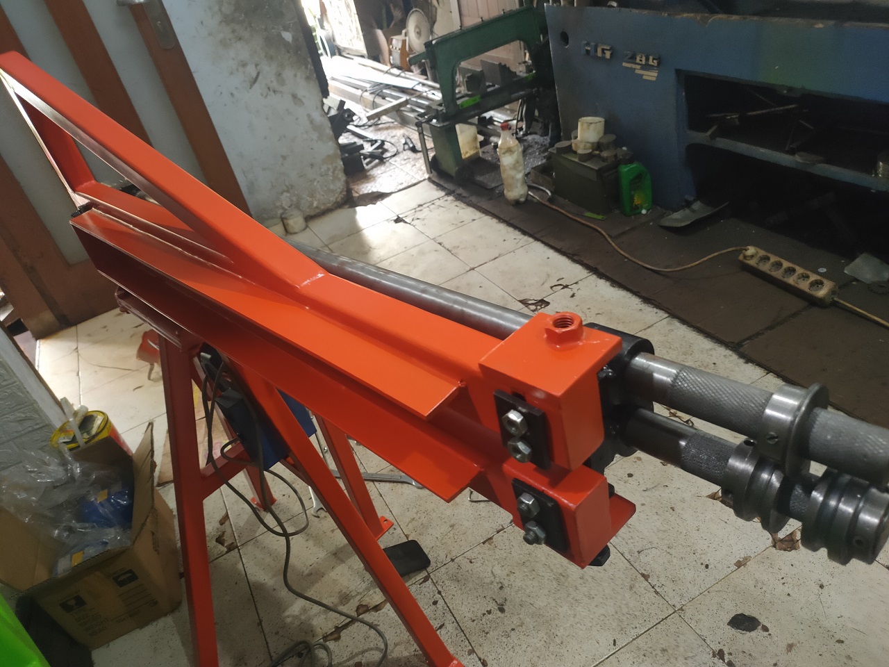 Beadroller adalah Mesin untuk Membuat Lantai Mobil dan Profile Plat